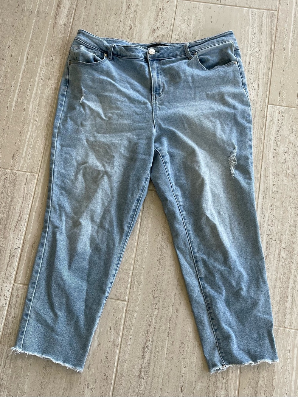 1822 Denim Light Blue Cropped Frayed-Hem Jeans